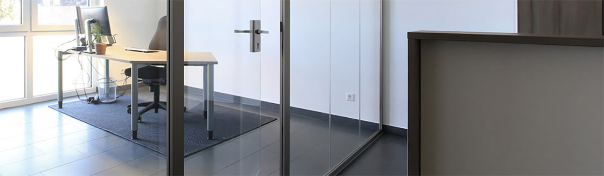 Glas Trennwand mit Tür